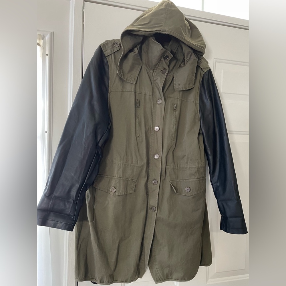 Beautiful coat long until to knees hooded,4 pockets,without lining,Size XL Green